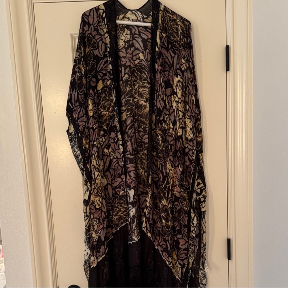 Floral Women's Cape in Black and Gold